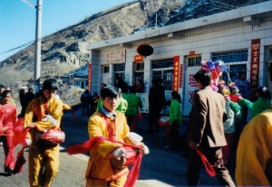 59 Informal Han folk dance in street